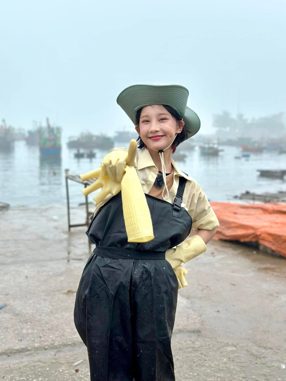 Không dừng lại ở truyền hình, Ceri Thu Hà tiếp tục thử sức ở địa hạt điện ảnh khi góp mặt trong Lật mặt 7 – dự án thu hút sự quan tâm lớn của khán giả. Dù không phải vai diễn trung tâm, sự xuất hiện của cô vẫn được đánh giá tích cực nhờ phong thái diễn xuất chín chắn, cho thấy tiềm năng phát triển lâu dài.