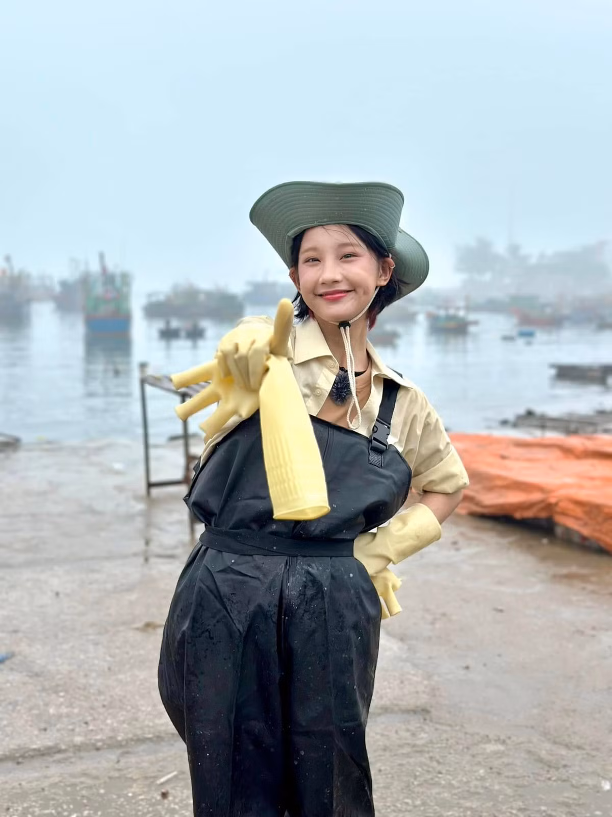 Không dừng lại ở truyền hình, Ceri Thu Hà tiếp tục thử sức ở địa hạt điện ảnh khi góp mặt trong Lật mặt 7 – dự án thu hút sự quan tâm lớn của khán giả. Dù không phải vai diễn trung tâm, sự xuất hiện của cô vẫn được đánh giá tích cực nhờ phong thái diễn xuất chín chắn, cho thấy tiềm năng phát triển lâu dài.