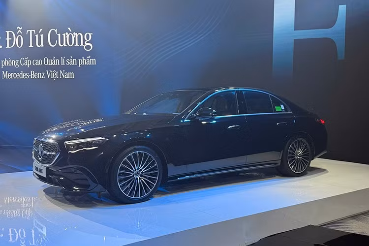 Các mẫu xe cạnh tranh Mercedes-Benz E-Class tại Việt Nam có BMW 5 Series, Audi A6 và Lexus ES. Trong đó, 5 Series là đối thủ mạnh nhất khi cũng được lắp ráp trong nước, vừa đổi sang thế hệ mới từ giữa năm nay với nhiều thay đổi đắt giá về công nghệ, trong đó có ADAS.