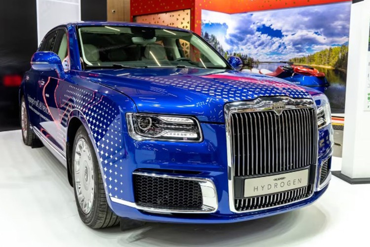 Aurus Hydrogen 2026 mới là mẫu sedan hạng sang đầu tiên của nước Nga được trang bị pin nhiên liệu hydro. Xe được phát triển dựa trên nền tảng Aurus Senat, vốn là dòng xe phục vụ các lãnh đạo cấp cao của Nga trong đó có Tổng thống Putin, nay được chuyển đổi sang cấu hình thân thiện môi trường hơn.