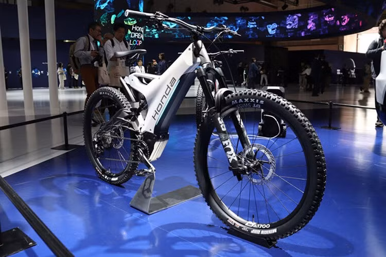Bên cạnh các mẫu ôtô điện, Honda còn mang tới triển lãm một mẫu môtô điện, xe đạp trợ lực điện (e-MTB) và đặc biệt là một nguyên mẫu tên lửa bền vững, minh chứng cho định hướng phát triển công nghệ ngoài không gian mà hãng đang theo đuổi.