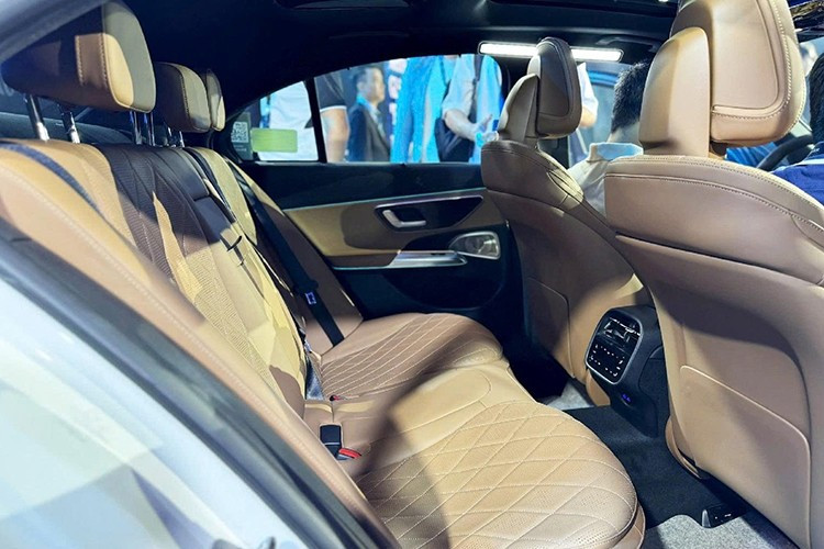 Ngay từ E200 tiêu chuẩn đã có camera 360 độ. Bản E200 tầm trung có một vài tính năng ADAS như hỗ trợ phanh khẩn cấp, hỗ trợ giữ khoảng cách chủ động và cảnh báo điểm mù. Bản E300 cũng có ADAS nhưng tiên tiến hơn, có cả hỗ trợ giữ làn đường chủ động, cảnh báo điểm mù chủ động hay camera giám sát người lái…