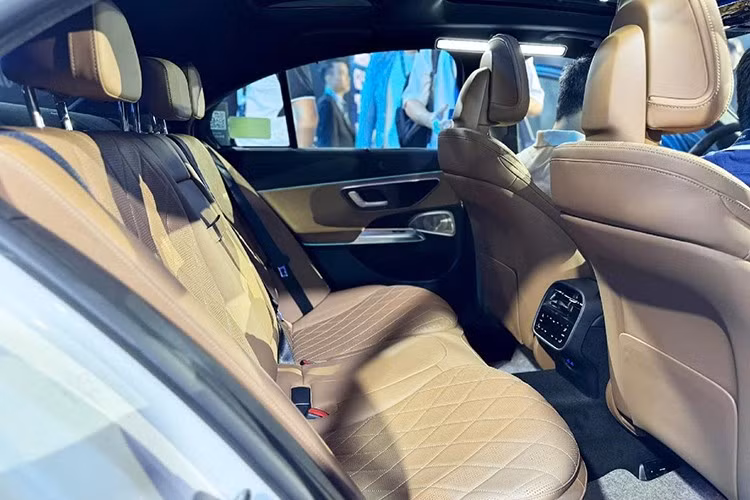 Ngay từ E200 tiêu chuẩn đã có camera 360 độ. Bản E200 tầm trung có một vài tính năng ADAS như hỗ trợ phanh khẩn cấp, hỗ trợ giữ khoảng cách chủ động và cảnh báo điểm mù. Bản E300 cũng có ADAS nhưng tiên tiến hơn, có cả hỗ trợ giữ làn đường chủ động, cảnh báo điểm mù chủ động hay camera giám sát người lái…