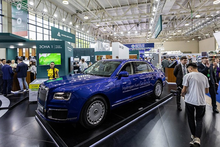 Khác với xe điện thuần túy, xe chạy bằng pin nhiên liệu hydro có thể nạp năng lượng chỉ trong vài phút, trong khi vẫn mang lại phạm vi hoạt động tương đương xe xăng. Hệ thống này cũng không phụ thuộc vào mạng lưới điện dày đặc, giúp phù hợp hơn với những quốc gia có địa lý rộng lớn.