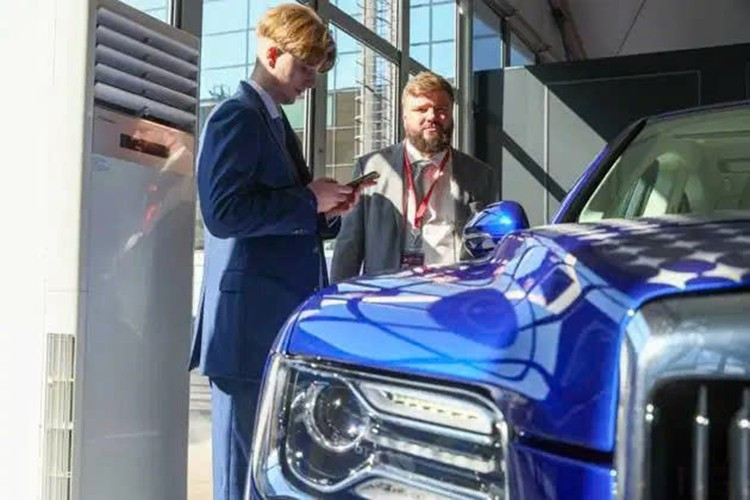 Dựa trên nền tảng của Aurus Senat, mẫu Hydrogen vẫn giữ nguyên phong cách sang trọng, mang hơi hướng cổ điển châu Âu. Xe có lưới tản nhiệt kích thước lớn, viền chrome dày và logo đôi cánh đặc trưng tạo nên diện mạo bề thế, gợi nhớ đến Rolls-Royce hay Bentley.