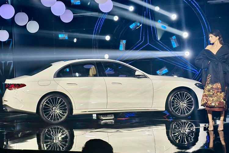 Bản E300 AMG dùng đèn Digital Light thích ứng, trong khi bản thấp hơn là LED hiệu suất cao. Đèn hậu LED dạng ngôi sao 3D cũng là điểm nhấn. Đặc biệt, E300 AMG nay dùng mâm kích thước tới 20 inch (trước đây là 19 inch).