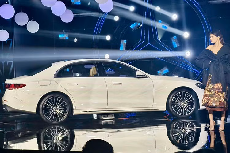 Bản E300 AMG dùng đèn Digital Light thích ứng, trong khi bản thấp hơn là LED hiệu suất cao. Đèn hậu LED dạng ngôi sao 3D cũng là điểm nhấn. Đặc biệt, E300 AMG nay dùng mâm kích thước tới 20 inch (trước đây là 19 inch).