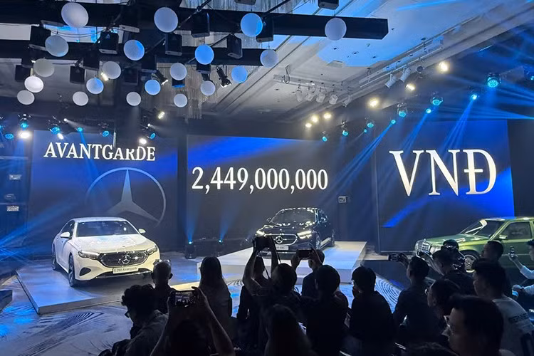 Tại Việt Nam, Mercedes-Benz E-Class 2025 được lắp ráp trong nước, gồm E 200 Avantgarde, E200 Exclusive và E300 AMG. Mức giá công bố của hãng lần lượt là 2,449 tỷ, 2,589 tỷ và 3,209 tỷ đồng. Ở thế hệ mới, E-Class có giá cao hơn đáng kể. Trước đây, E-Class 2021 ra mắt Việt Nam có giá khởi điểm từ 2,31 tỷ đồng, cao nhất 2,95 tỷ đồng.