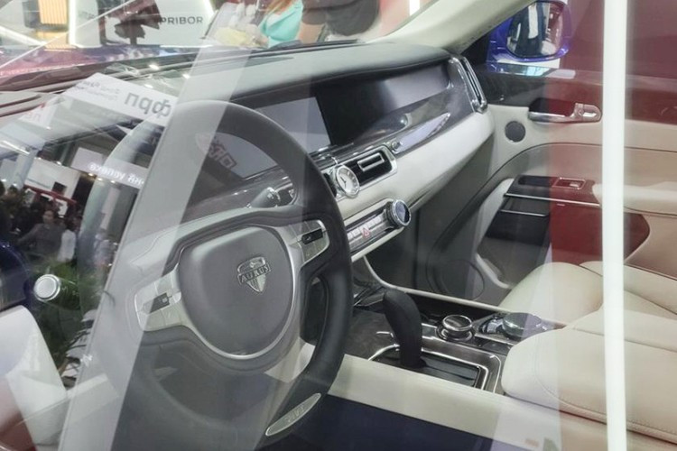 Bên trong, khoang nội thất của xe đều được làm từ các các vật liệu cao cấp như gỗ thật, da tự nhiên và kim loại sáng bóng. Xe có màn hình kỹ thuật số tích hợp hiển thị thông tin về mức hydro, công suất điện tiêu thụ và tình trạng pin.