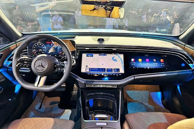 Ở bên trong, E-Class mới còn khác biệt nhiều hơn nữa, đặc biệt là bảng táp-lô. Bản E300 có màn hình MBUX Hyperscreen, với màn hình cảm ứng 14,4 inch trung tâm, một màn hình cho ghế phụ và màn hình sau vô-lăng. Các bản thấp hơn có 2 màn hình. Xe có hỗ trợ Apple CarPlay/Android Auto không dây.
