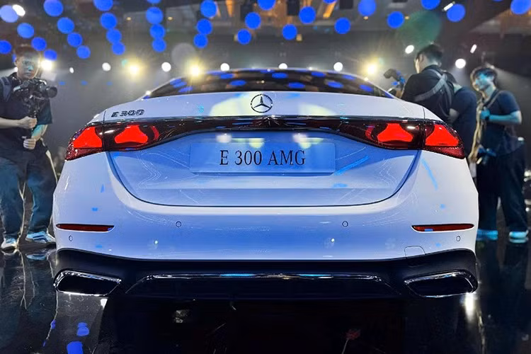 Nếu E200 Avantgarde đại diện cho tinh thần tiên phong và phong cách đương đại, E200 Exclusive là biểu tượng của sự điềm đạm và thanh lịch, thì E300 AMG lại thể hiện tinh thần năng động và hiện đại, chứa đựng cả cảm xúc lẫn công nghệ hàng đầu.