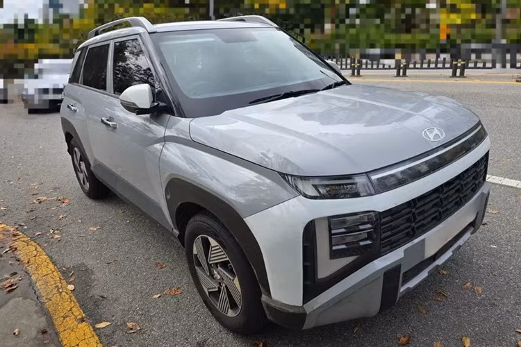 Thế hệ mới của Hyundai Venue vừa lộ diện với thiết kế hoàn toàn khác biệt, thể hiện bước chuyển mạnh mẽ trong ngôn ngữ tạo hình của hãng xe Hàn Quốc. Theo đó, mẫu SUV đô thị Hyundai Venue 2026 mang phong cách cứng cáp, hiện đại và đậm chất thể thao, kết hợp hài hòa giữa Hyundai Exter và Creta.