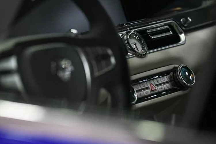 Toàn bộ hệ thống điều hòa và ghế ngồi trên chiếc Aurus Hydrogen siêu sang này đều được thiết kế nhằm đảm bảo sự yên tĩnh và thoải mái tối đa, phù hợp với định vị của dòng xe phục vụ nguyên thủ quốc gia.