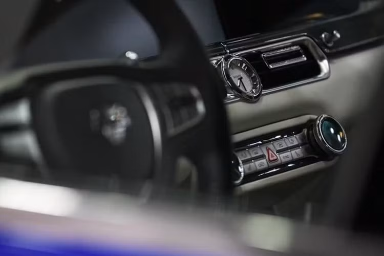 Toàn bộ hệ thống điều hòa và ghế ngồi trên chiếc Aurus Hydrogen siêu sang này đều được thiết kế nhằm đảm bảo sự yên tĩnh và thoải mái tối đa, phù hợp với định vị của dòng xe phục vụ nguyên thủ quốc gia.