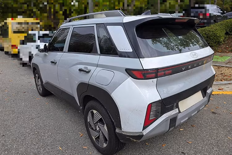 Phần đuôi xe cho thấy nhiều thay đổi với cụm đèn hậu LED nối liền, cản sau tái thiết kế, và ăng-ten dạng vây cá mập được sơn đen thay vì đồng màu thân xe. Dù vẫn giữ kiểu dáng tổng thể nhỏ gọn và khối hộp quen thuộc, Venue thế hệ mới mang đến cảm giác cao cấp và thể thao hơn rõ rệt.