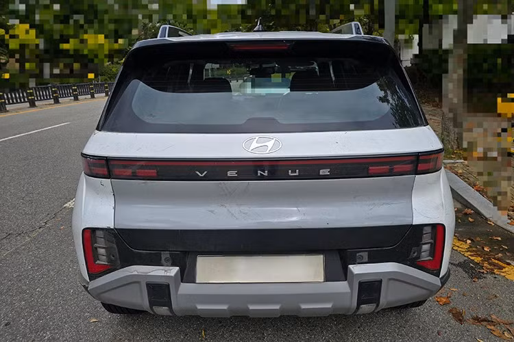 Những phiên bản cao cấp nhiều khả năng sẽ tích hợp thêm hệ thống hỗ trợ người lái cấp độ 2 (ADAS), bao gồm các tính năng như phanh khẩn cấp tự động, cảnh báo lệch làn, cảm biến đỗ xe trước và gạt mưa tự động. Hyundai dự kiến sẽ trình làng Venue 2026 lần đầu tại Ấn Độ vào tháng 11 năm sau.
