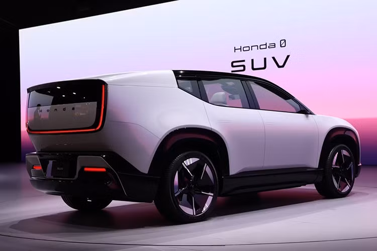 Mẫu xe điện Honda thứ ba lần này được kỳ vọng sẽ giúp mở rộng khả năng tiếp cận dòng xe 0 Series tới đối tượng khách hàng phổ thông. Dù chưa công bố thông số kỹ thuật, mẫu SUV mới nhiều khả năng sẽ chia sẻ nền tảng điện chuyên dụng.