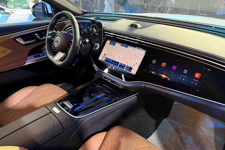 Cả 3 bản dùng chung động cơ 2.0L mild-hybrid. Bản E200 có công suất 204 mã lực, mô-men xoắn 320 Nm. Bản E300 có công suất 258 mã lực, mô-men xoắn 400 Nm, khác biệt ở cả hệ thống treo thích ứng. Cả 2 bản dùng hộp số 9 cấp. Công nghệ an toàn cũng là điểm đáng chú ý trên E-Class mới.