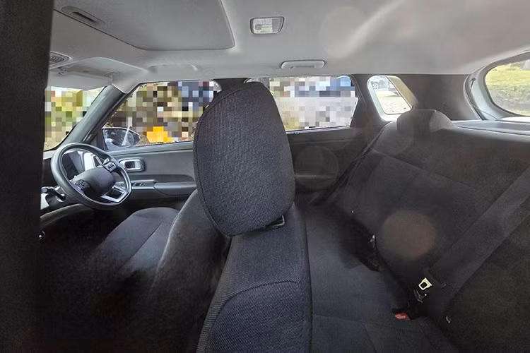 Nội thất của Venue 2026 cũng được nâng cấp toàn diện, tập trung vào công nghệ và trải nghiệm người dùng. Cabin nổi bật với cụm màn hình kép cong gồm màn hình giải trí trung tâm kích thước 10,25 inch và cụm đồng hồ kỹ thuật số cùng kích thước. Đây là trang bị vốn chỉ xuất hiện trên các dòng xe cao cấp hơn của Hyundai.