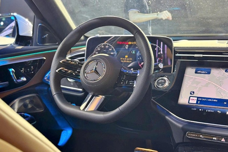 Trang bị tiện nghi của E-Class mới cũng được nâng cấp đáng kể. Hệ thống âm thanh trên E300 nay là Burmester 4D 17 loa công suất 710W. Ghế ngoài nhớ vị trí còn tích hợp làm mát và thông gió. Kính xe là loại cách âm, cách nhiệt. Điều hòa trên E300 là 4 vùng, trong khi E200 là 2 vùng. Hệ thống khóa cửa thông minh Keyless Go có trên cả 3 bản. E300 có cửa trời toàn cảnh.