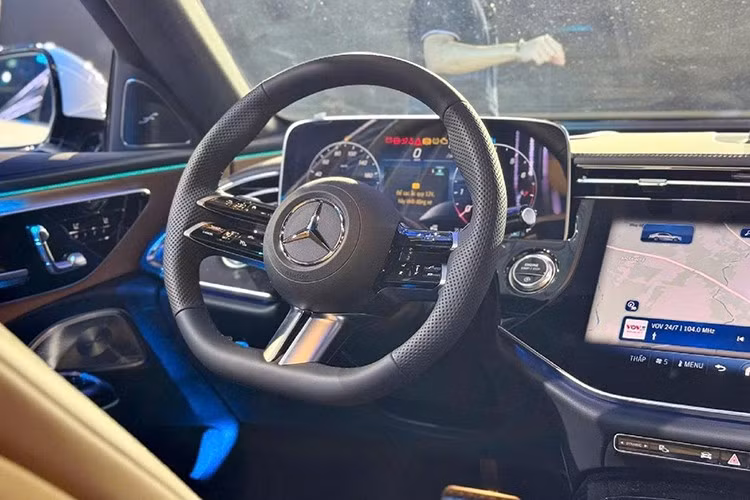 Trang bị tiện nghi của E-Class mới cũng được nâng cấp đáng kể. Hệ thống âm thanh trên E300 nay là Burmester 4D 17 loa công suất 710W. Ghế ngoài nhớ vị trí còn tích hợp làm mát và thông gió. Kính xe là loại cách âm, cách nhiệt. Điều hòa trên E300 là 4 vùng, trong khi E200 là 2 vùng. Hệ thống khóa cửa thông minh Keyless Go có trên cả 3 bản. E300 có cửa trời toàn cảnh.