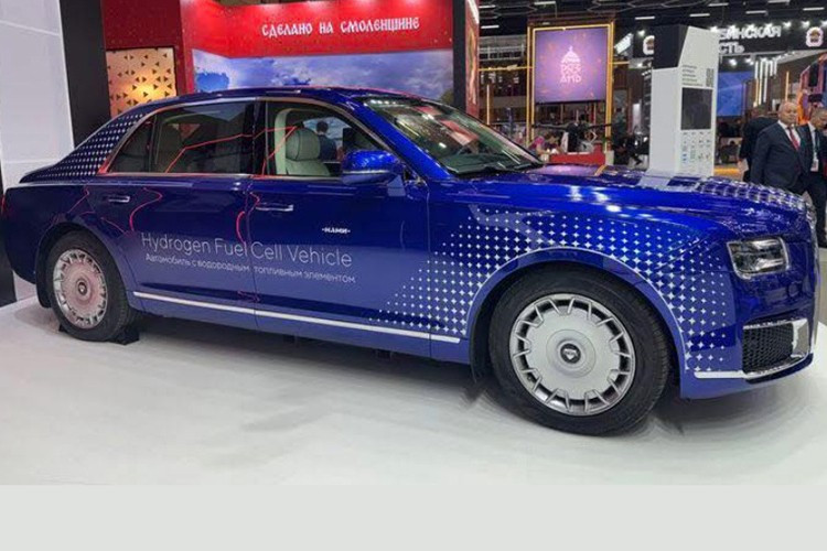 Cụ thể, cung cấp sức mạnh cho Aurus Hydrogen là ba mô-tơ điện kết hợp với hệ dẫn động 4 bánh toàn thời gian cho tổng công suất đạt 1.020 mã lực. Nguồn năng lượng chính của hệ thống truyền động đến từ pin nhiên liệu hydro, nơi hydro phản ứng với oxy để tạo ra điện năng, đồng thời chỉ thải ra hơi nước tinh khiết.