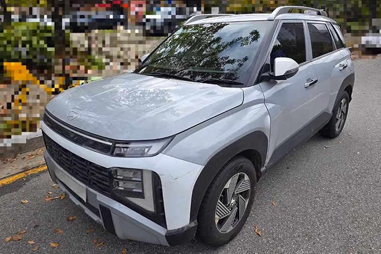 Về tiện nghi, Venue mới được cho là sẽ trang bị các tính năng như ghế trước thông gió, điều hòa hai vùng, cửa sổ trời toàn cảnh, camera 360 độ, sạc không dây và kết nối điện thoại thông minh không dây.