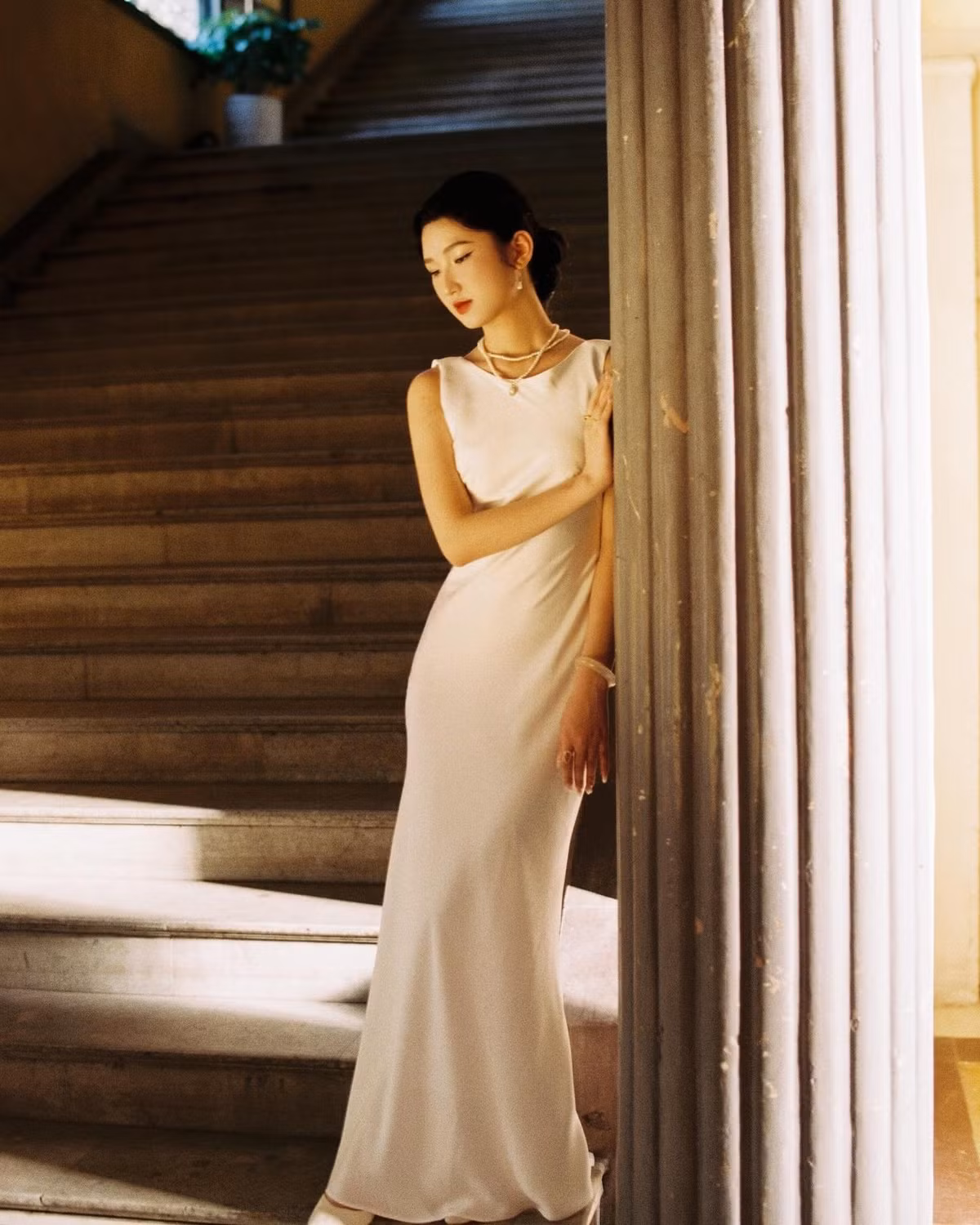 Hơn nữa, họ còn cho rằng Nàng Mơ vào nghề người mẫu chưa lâu và chỉ mới 19 tuổi thì càng cần phải tiết chế, chịu khó học hỏi nhiều hơn.