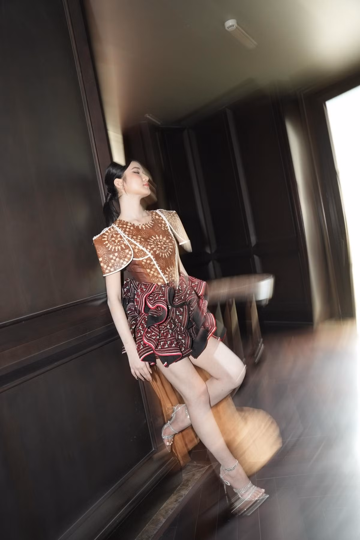 Đỉnh điểm, sau khi chịu quá nhiều áp lực từ cộng đồng mạng, nữ TikToker Nàng Mơ đã xuất hiện với tình trạng hoảng loạn, khóc lóc khi giải thích về những tiêu cực liên quan đến gia đình mình.