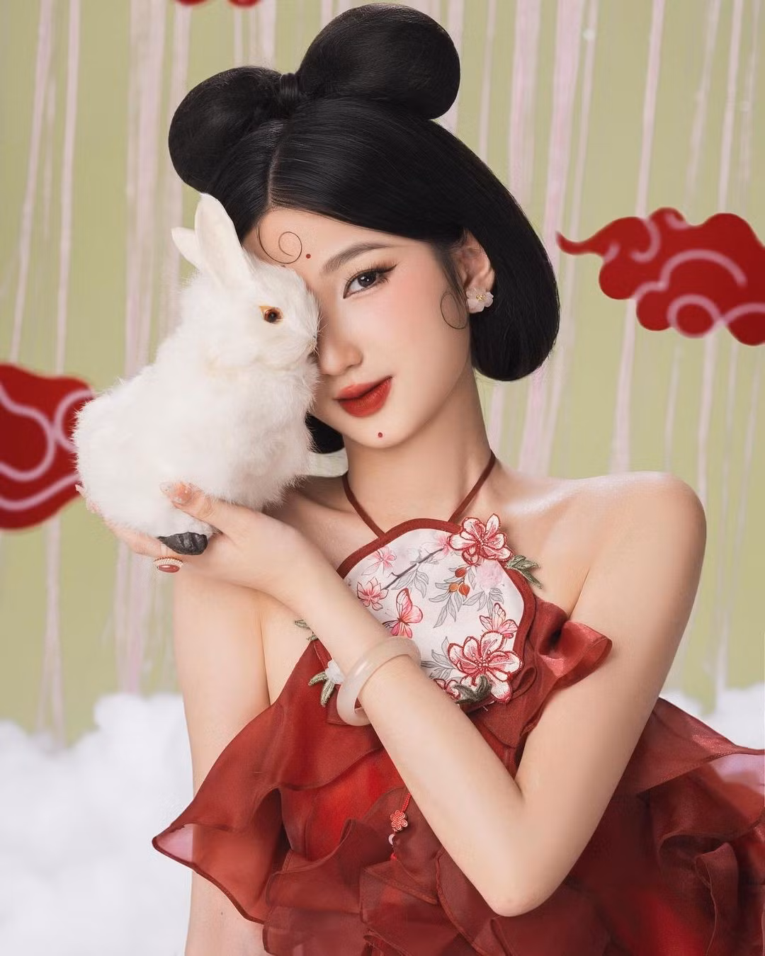 Trước đây, Nàng Mơ thường mặc váy dài nhưng giờ đây, cô tự tin điểm mạnh vóc dáng.