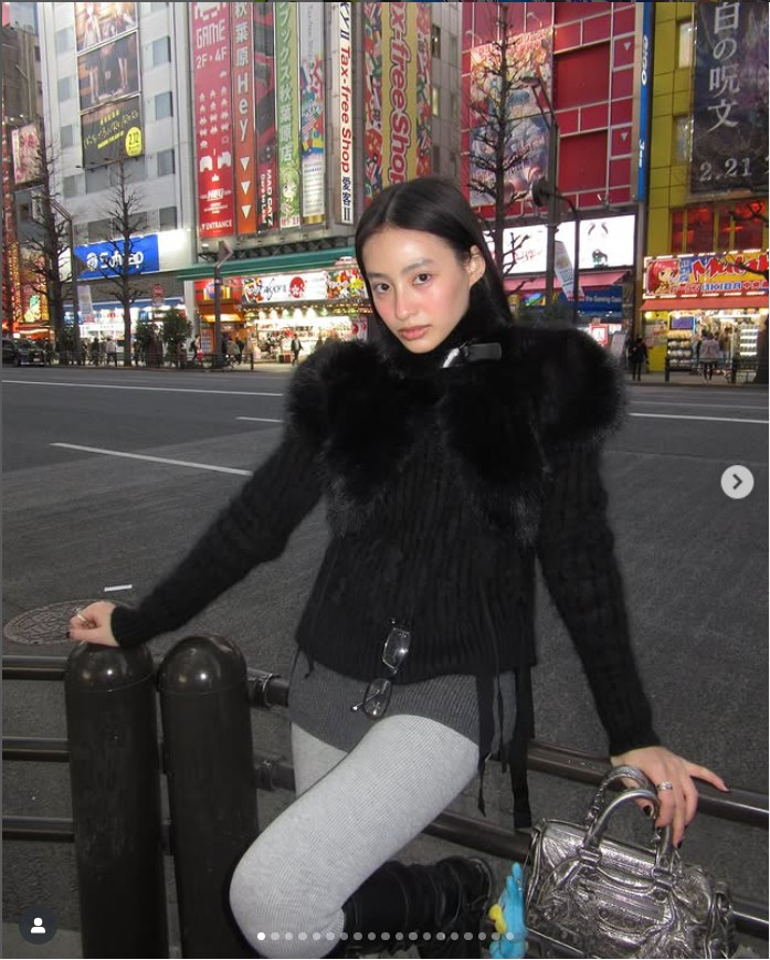 Trên trang cá nhân của mình, người đẹp cũng không ngần ngại khoe những khoảnh khắc đời thường. Ngoài ra, cô cũng công khai người yêu đồng giới, thường xuất hiện chung trong nhiều khung hình.