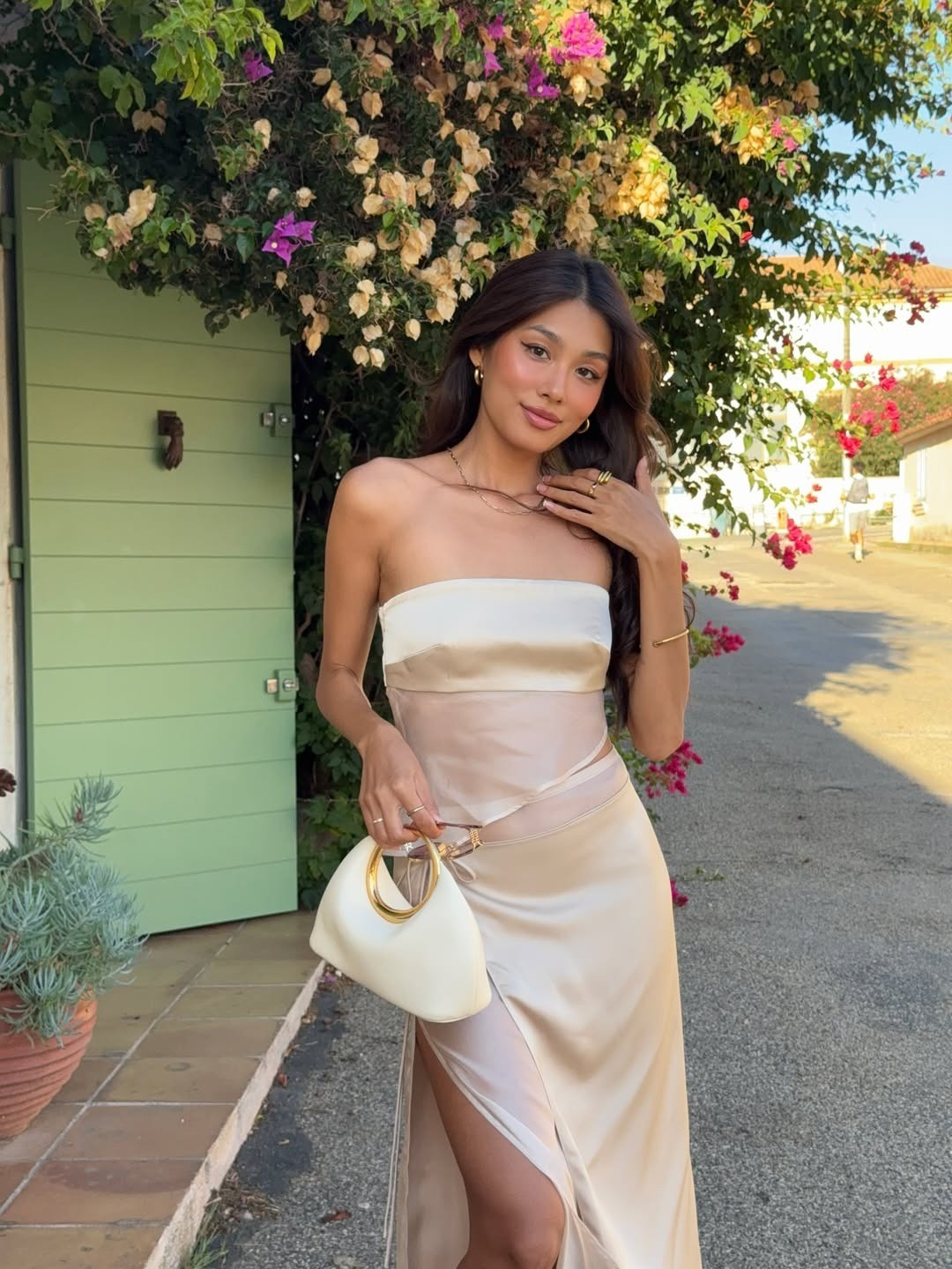 Tuy nhiên thương hiệu thời trang của Thảo Nhi Lê gần đây liên tục bị đem ra “mổ xẻ” vì vướng nghi vấn vay mượn ý tưởng từ các thương hiệu quốc tế. Bên cạnh đó, có một khoảng thời gian, cô nàng khá stress, lộ rõ cảm xúc không ổn định sau khi chia tay bạn trai doanh nhân. Ảnh sử dụng trong bài: FBNV