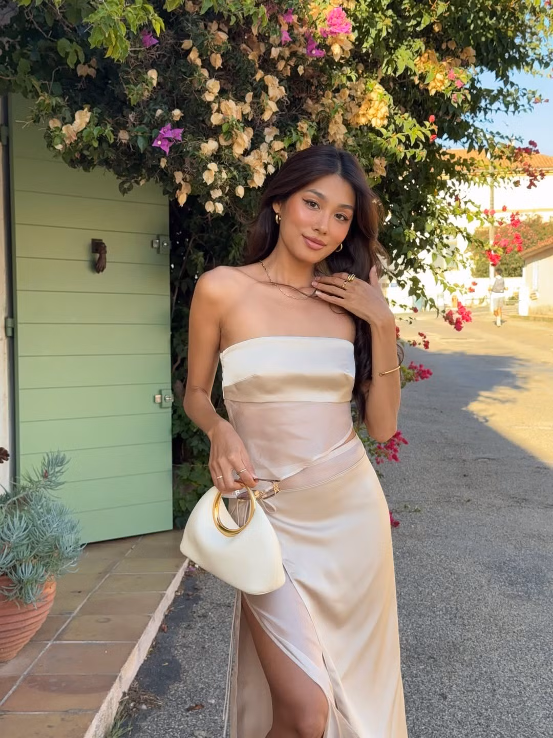 Tuy nhiên thương hiệu thời trang của Thảo Nhi Lê gần đây liên tục bị đem ra “mổ xẻ” vì vướng nghi vấn vay mượn ý tưởng từ các thương hiệu quốc tế. Bên cạnh đó, có một khoảng thời gian, cô nàng khá stress, lộ rõ cảm xúc không ổn định sau khi chia tay bạn trai doanh nhân. Ảnh sử dụng trong bài: FBNV