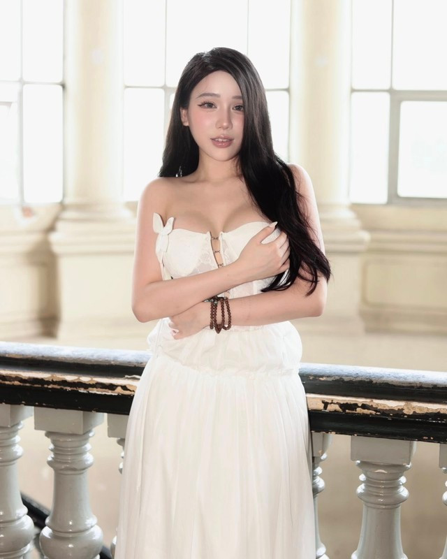 Dù chính chủ có vẻ "không được tự nhiên" cho lắm, nhưng sự "ngượng nghịu" đáng yêu đó lại chính là điểm nhấn khiến bộ ảnh của Yogurt Ng trở nên đặc biệt và thu hút.