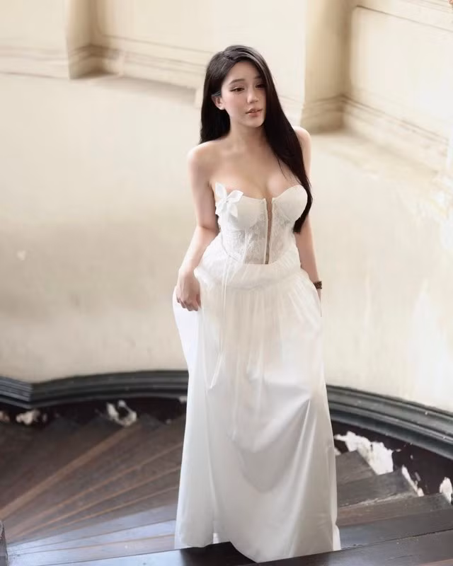 Trong bộ ảnh mới, Yogurt Ng thử sức với phong cách "nũng nịu" đầy nữ tính, từ ánh mắt mơ màng đến những cử chỉ nhẹ nhàng, yểu điệu.