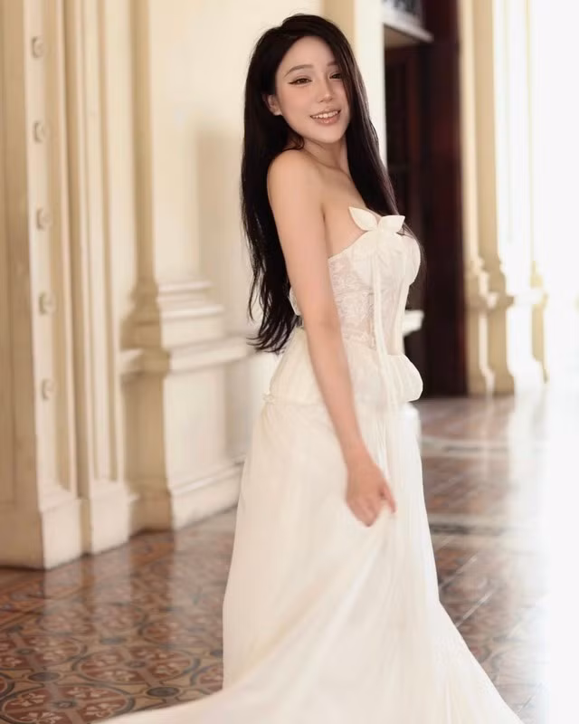 "Phú bà" làng streamer không ngại giấu sự ngượng nghịu, chút lúng túng khi thể hiện nét dịu dàng, e ấp.