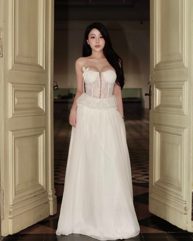 Tuy nhiên, chính Yogurt Ng lại cảm thấy bản thân có vẻ "sai sai" với tạo hình này, cô than vãn dưới phần bình luận rằng mình không hợp.