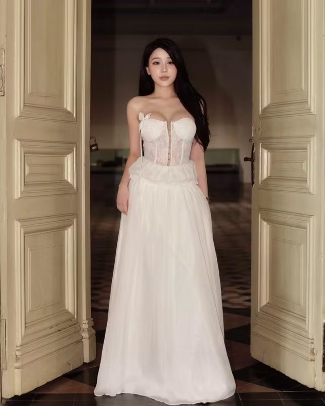 Tuy nhiên, chính Yogurt Ng lại cảm thấy bản thân có vẻ "sai sai" với tạo hình này, cô than vãn dưới phần bình luận rằng mình không hợp.