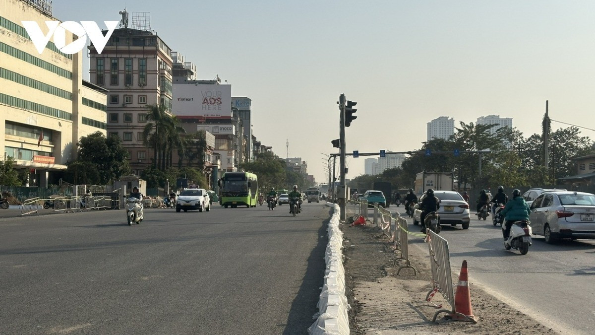 Suốt 2 năm qua hàng rào thi công hầm chui mọc lên khiến giao thông khu vực luôn ùn ứ vào giờ cao điểm