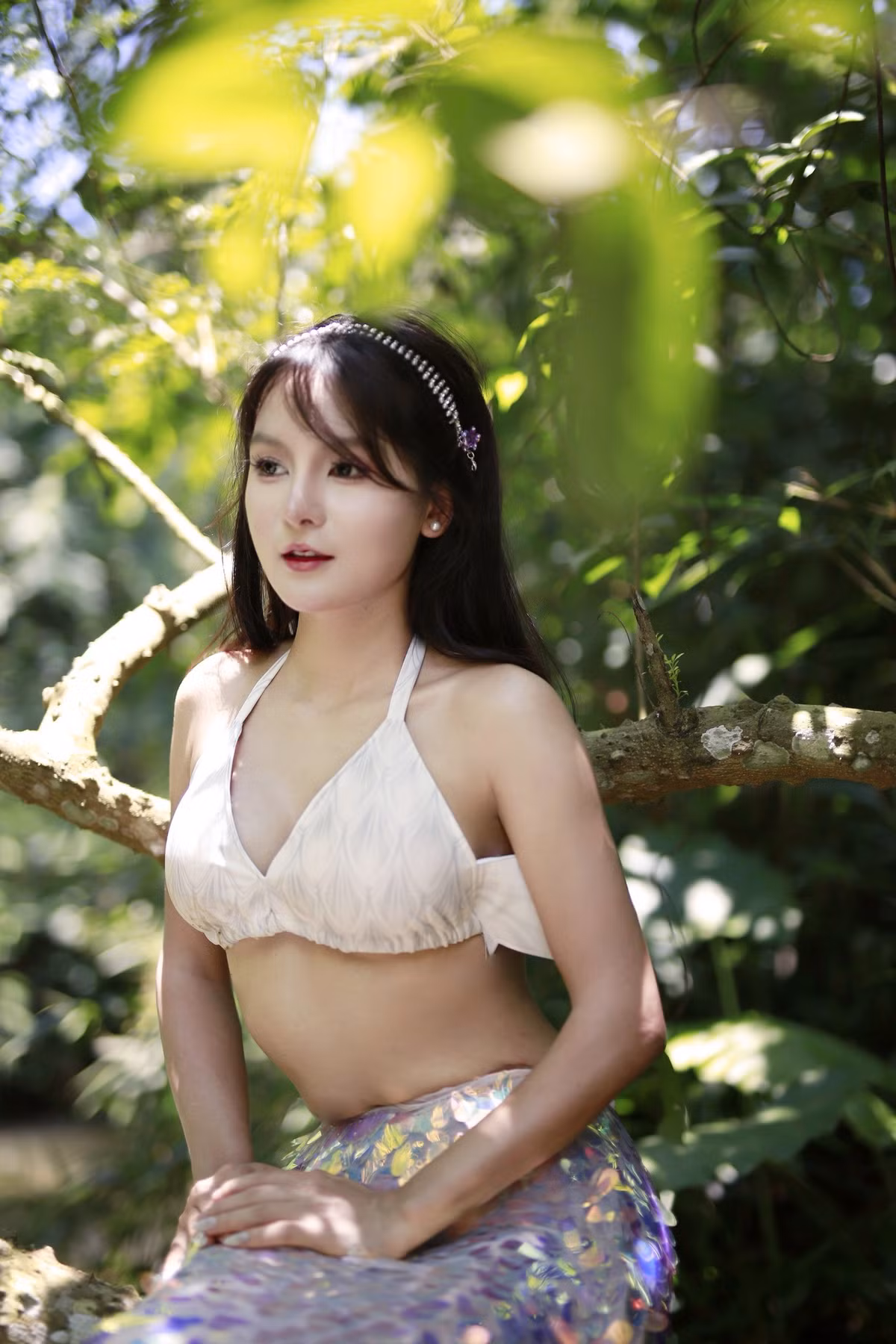 Trong những bức ảnh được chia sẻ, Bùi Ngọc Ánh xuất hiện như một "nàng thơ" bước ra từ câu chuyện cổ tích.