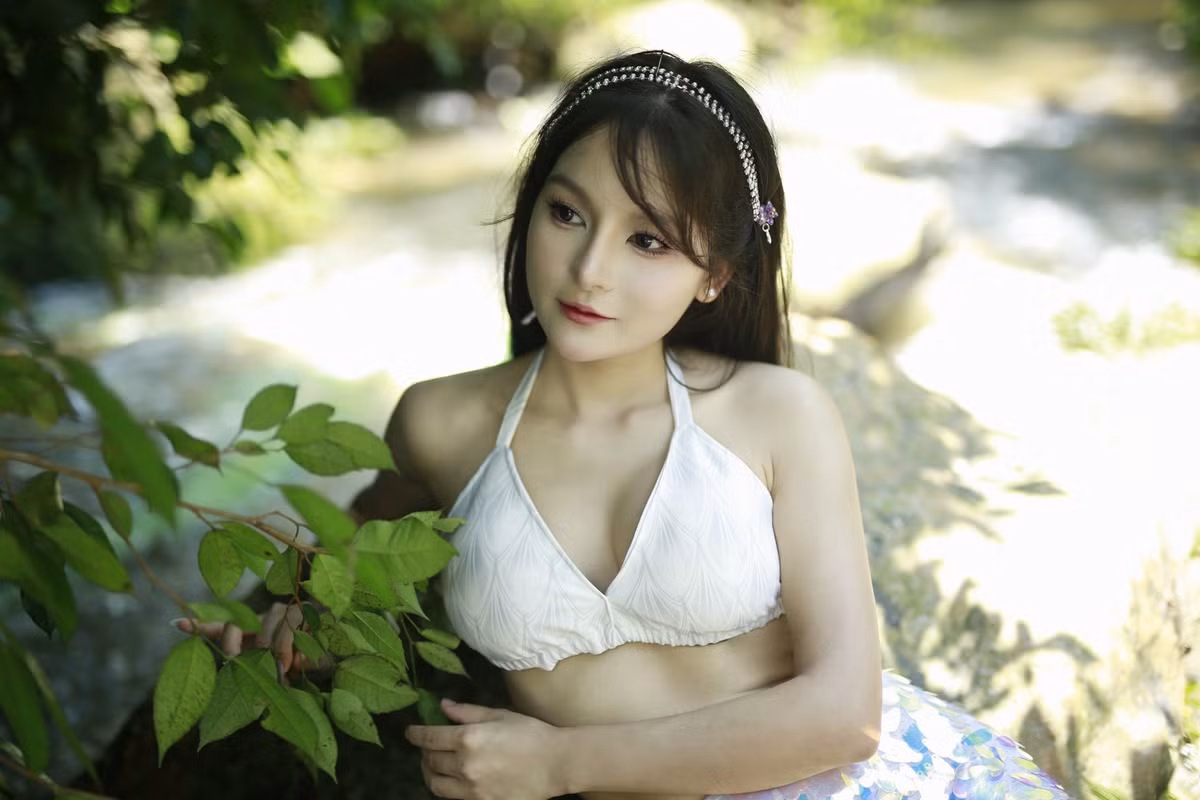 Khả năng biến hóa linh hoạt từ một "tiên cá" mạnh mẽ, bí ẩn dưới lòng đại dương thành một cô gái dịu dàng, trong trẻo giữa thiên nhiên đã khẳng định sức hút không nhỏ của người đẹp này.