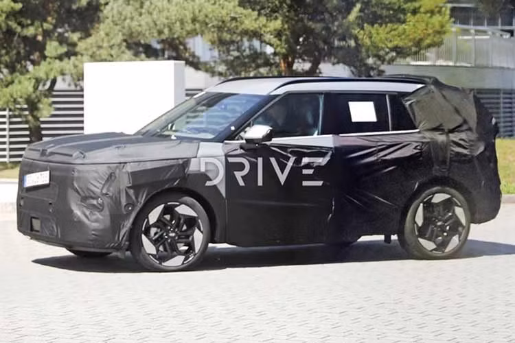 Phía sau của mẫu xe SUV Hyundai Tucson 2027 mới sẽ được tạo hình với kính chắn gió nghiêng, cánh gió nóc và cụm đèn hậu dạng pixel. Cản sau thiết kế nhiều lớp, tạo điểm nhấn về mặt thị giác.