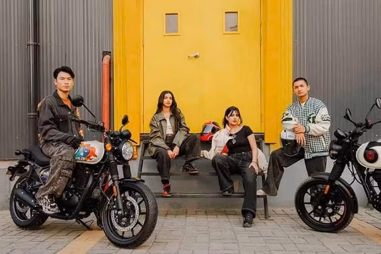 Royal Enfield Ấn Độ vừa cho ra mắt phiên bản Base Premium mới của Hunter 350. Đây hiện là phiên bản có giá cả phải chăng nhất với mâm hợp kim, được bán với giá 1.49.900 Rupee (khoảng 42,44 triệu đồng). Ngoài ra, hãng cũng cập nhật bảng màu cho phiên bản cao cấp nhất với hai màu mới.