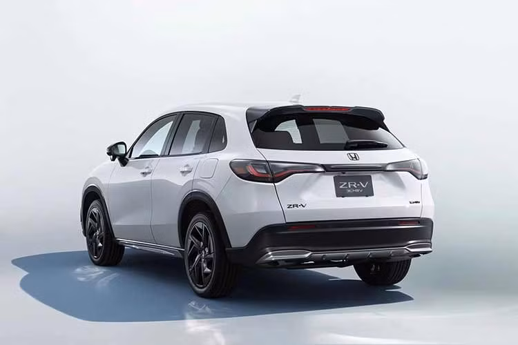 Bộ bodykit “Premium Style” cho phép thay thế lưới tản nhiệt dạng thanh dọc bằng thiết kế thanh ngang đơn giản hơn, kết hợp tông màu xám Dusk Gray Metallic và nền đen Berlina Black.