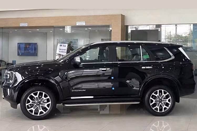 Kèm theo giấy công bố của Cục đăng kiểm, có thể thấy mẫu xe SUV Fors Everest Platinum 2026 chạy xăng có mã động cơ N3WS, nặng 2.316kg và mức tiêu thụ nhiên liệu 10 lít/100km.
