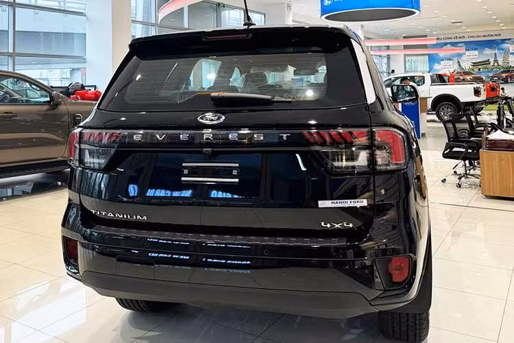 So với Ford Everest Platinum máy dầu đang có mặt tại đại lý Việt, bản xăng dự kiến có mâm 21 inch lớn hơn, cụm ống xả phía sau khác biệt và các vòm bánh sơn đen bóng. Dự kiến các trang bị khác của xe cũng tương đương bản dầu.