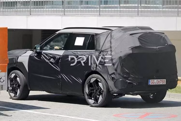 Ở thân xe, Tucson mới sở hữu vòm bánh vuông vức, bộ mâm kích thước lớn, tay nắm cửa ẩn và gương chiếu hậu hai tông màu tích hợp đèn báo rẽ. Tổng thể thiết kế mang lại dáng vẻ cứng cáp, gần với phong cách SUV truyền thống hơn.