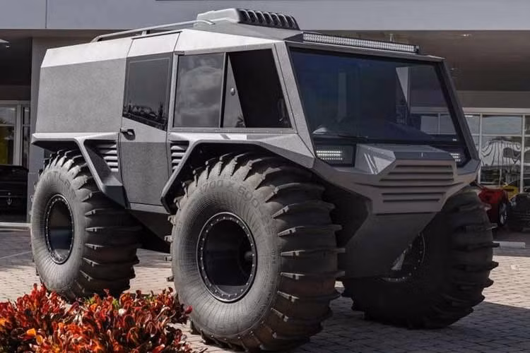 Chiếc xe địa hình độc lạ Atlas 2024 của LLC Atlas Industry này khi mới xuất hiện đã toát lên vẻ ngoài của một "chiến binh" thực thụ với lớp sơn đen nhám cứng cáp và hệ thống đèn LED phụ trợ hiện đại.