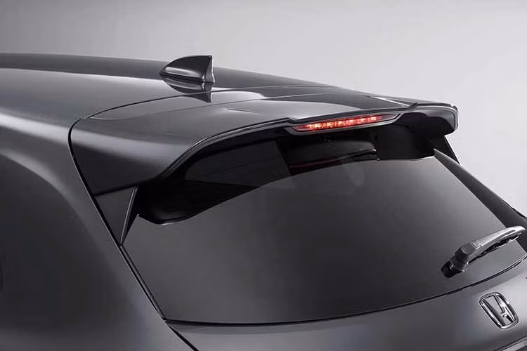 Các chi tiết kết hợp cùng các những tùy chọn như ốp cản trước, viền cửa hậu và cánh gió nóc màu đen mang lại cho chiếc crossover cỡ nhỏ này cá tính hơn. Ngoài ra, xe còn có thể trang bị bộ mâm hợp kim 19 inch, giúp tăng vẻ thể thao và chắc chắn.