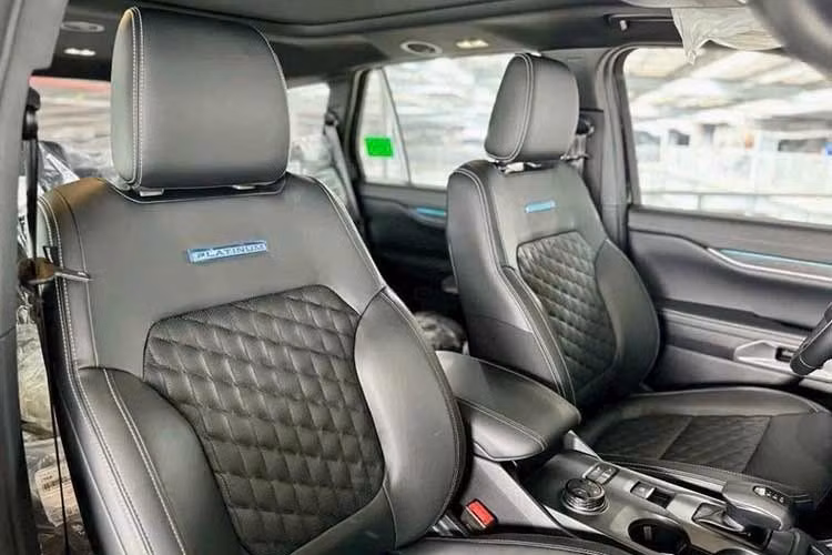 Tuy nhiên cũng tại Argentina, Ford cũng cũng vừa ra mắt Everest EcoBoost với động cơ xăng EcoBoost 2.3l 4 xi-lanh thẳng hàng tăng áp cho công suất 300 mã lực và mô-men xoắn lên tới 446Nm hồi đầu năm nay.